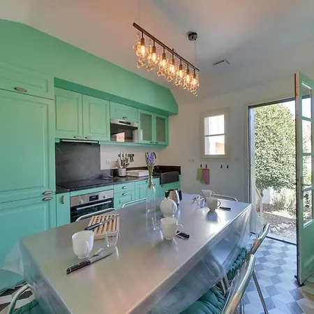 Holiday home Charmante 4 Pieces, 6 Pers. Au Quartier Du Casino De Chatelaillon-plage, Proche Mer, Jardin, Parking - Fr-1-706-15 *